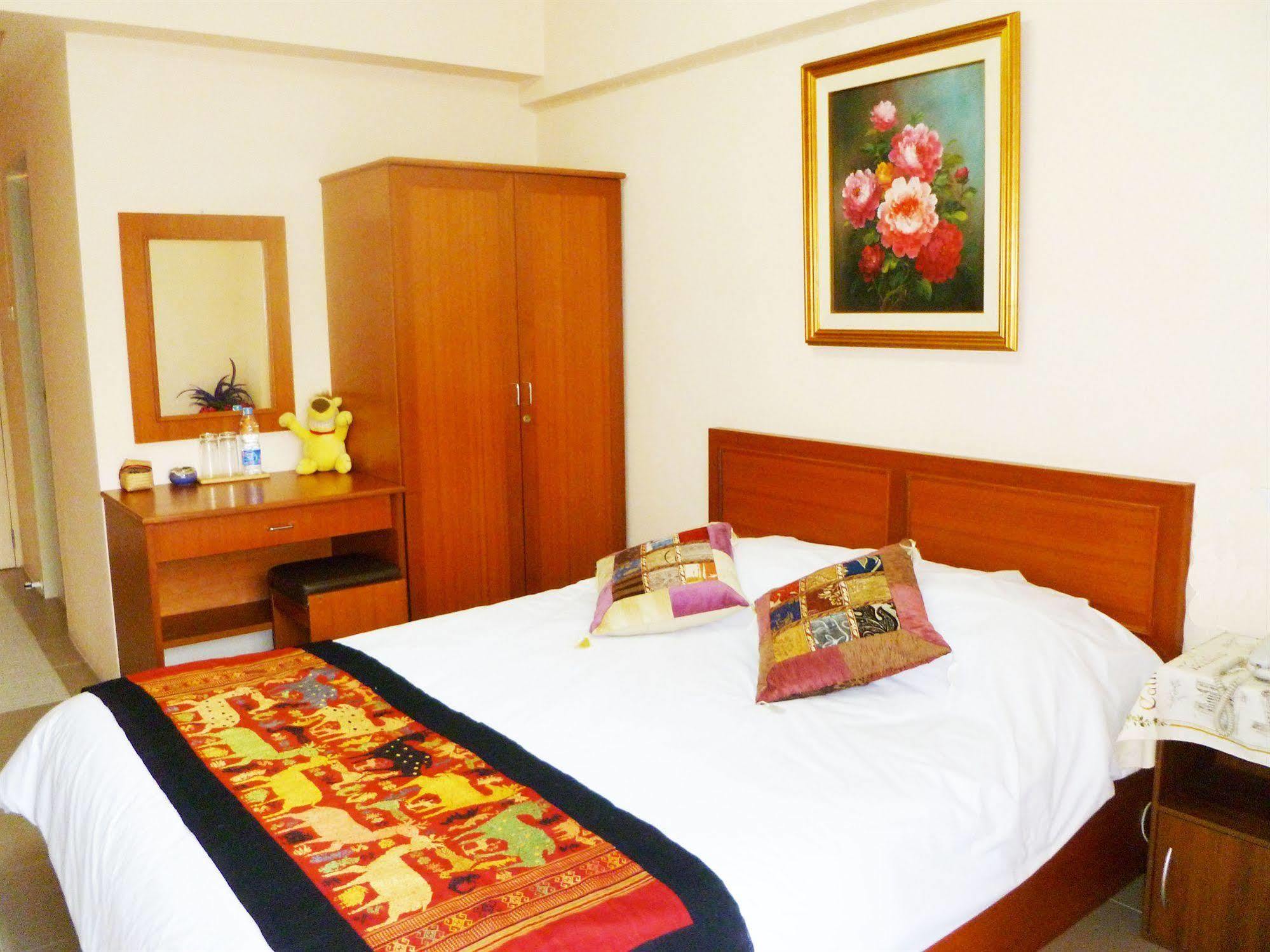 Thanapa Place Bangkok Bagian luar foto