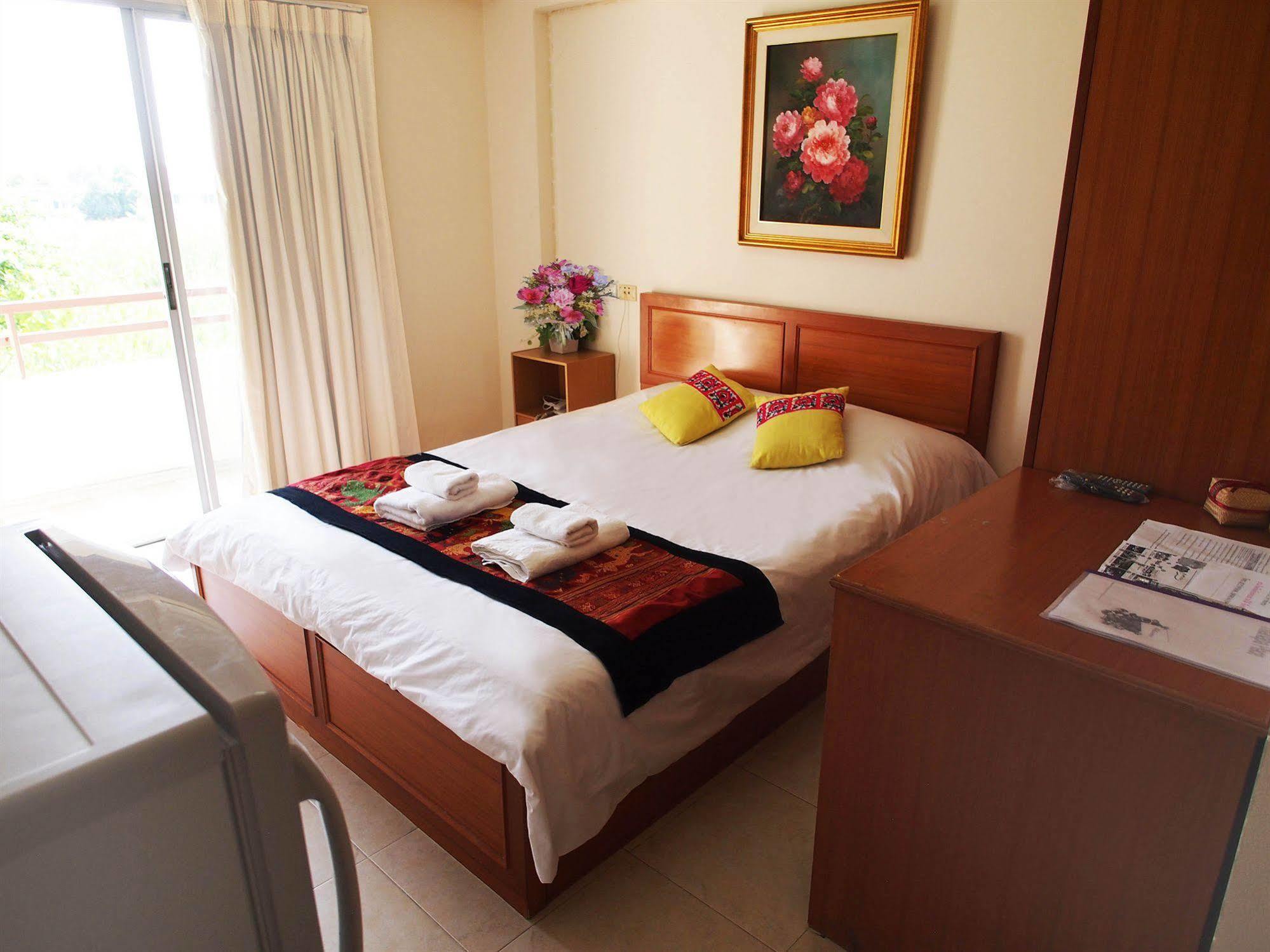 Thanapa Place Bangkok Bagian luar foto