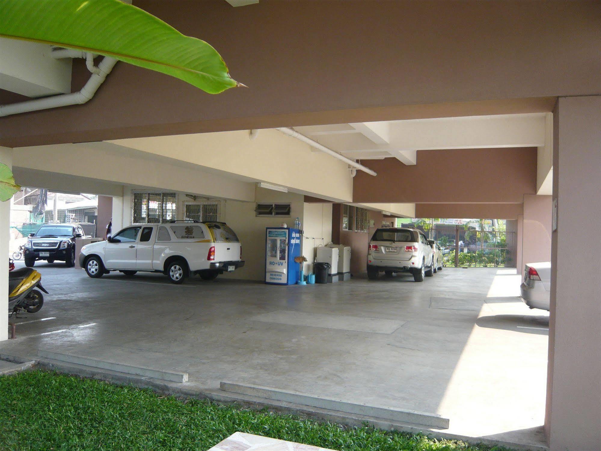 Thanapa Place Bangkok Bagian luar foto