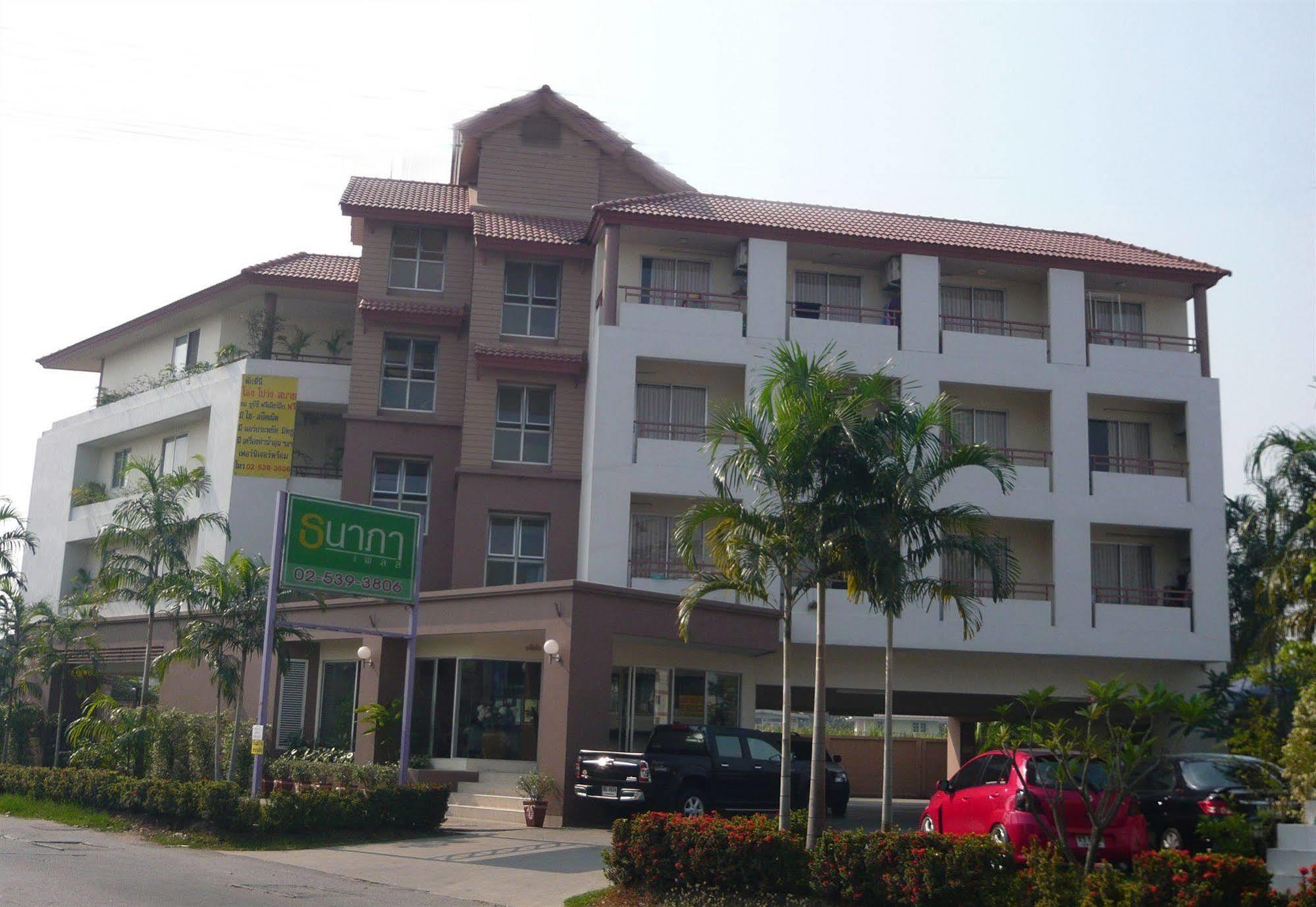 Thanapa Place Bangkok Bagian luar foto